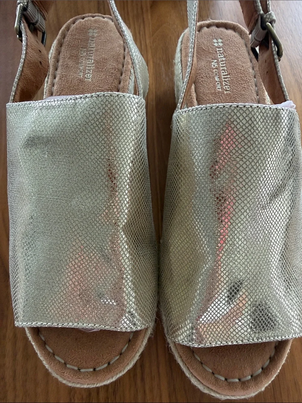 Naturalizer N5 Comfort “Praline” Metallic Gold Espadrille Sandals – Size 10W
